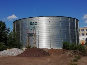 
	В настоящее время большинство с/х предприятий используют в своей деятельности жидкие удобрения, такие как карбидно-аммиачные смеси (КАС), аммиачную воду, безводный аммиак и жидкие азотные удобрения. И нередко встает вопрос о необходимости хранения удобрений, для того чтобы в случае необходимости они, что называется были &laquo;под рукой&raquo;. Склад хранения КАС представляет собой одну или несколько емкостей с возможностью соединения между собой по типу сообщающихся сосудов для быстрого и доступного забора необходимого количества удобрений.

	
		


	Емкости для складов хранения КАС и жидких аммиачных удобрений.

	Сфера применения:

	
		Фермерские хозяйства, агропромышленные комплексы, оптовая торговля жидкими удобрениями. Основное преимущество склада КАС &ndash; доступность удобрений в любое время, независимо от погодных условий, финансовых возможностей, динамики цен, курса доллара. Один раз в сезон закупили и пользуетесь.


	Преимущества емкостей для хранения КАС:

	
		Высочайшее качество мембраны позволяет хранить агрессивные вещества, такие как КАС
	
		Для установки емкостей для КАС необходимы минимальные общестроительные работы
	
		Емкости КАС в разобранном виде очень компактны (емкость 2000 м&sup3; перевозится одной машиной)
	
		Емкости для КАС при необходимости могут разбираться и перевозиться для установки в другое место
	
		Подъемная техника для сборки емкостей для КАС не нужна
	
		Емкости для КАС могут устанавливаться подземно
	
		350 типоразмеров: от 18 до 4000 м&sup3; для наземных резервуаров , от 18 до 1219 м&sup3; &ndash; для подземных.
	
		В емкости для питьевой и технической воды можно устанавливать любую обвязку.
	
		Емкости могут утепляться пенополистиролом, комплектоваться системой подогрева.


	&nbsp;

	Резервуар для аммиачной воды и КАС 500м3

	&nbsp;

	
		&nbsp;

