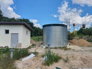 
	Стальной резервуар 50 м3 запаса питьевой воды для нужд областной больницы. Емкость утеплена пенополистиролом 50мм. Два подключения к дну: 50 мм для заполнения и 110 мм это забор воды для больницы.&nbsp;Стальной сборной резервуар для питьевой воды&nbsp;&nbsp;полным объемом 58м3 была собрана за 4 рабочих дня.&nbsp;Гибридная емкость 50м3&nbsp;имеет следующие размеры, высота - 3,52 метра, диаметр -&nbsp; 4,6 метра.&nbsp;

	&nbsp;

	
	
		&nbsp;


	

	&nbsp;

	

	

	&nbsp;&nbsp;&nbsp;&nbsp;

	&nbsp;

	
		&nbsp;


	
		&nbsp;

